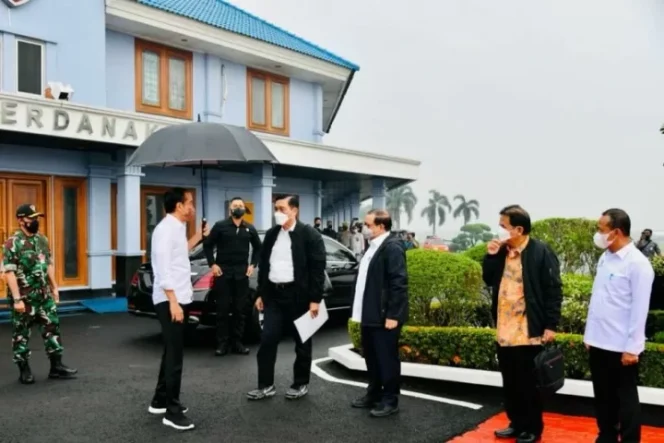 					Presiden Joko Widodo (Jokowi) bertolak ke Kalimantan Utara (Kaltara), Selasa (21/12), untuk meresmikan Kawasan Industrial Park Indonesia, dan menyerahkan sertifikat hak atas tanah ke masyarakat. (ANTARA/HO-Biro Pers Sekretariat Presiden/Laily Rachev)