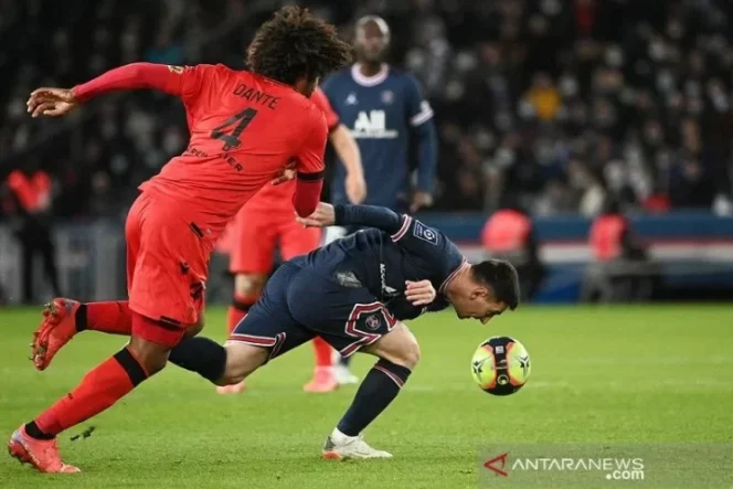 					Bintang Paris Saint-Germain Lionel Messi (kanan) berjibaku mengamankan bola di bawah kejaran bek OGC Nice Dante dalam laga lanjutan Liga Prancis di Stadion Parc des Princes, Paris, Prancis, Rabu (1/12/2021) waktu setempat. (ANTARA/AFP/Anne-Christine Poujoulat)