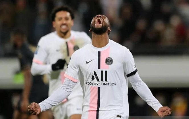 					Gelandang Paris Saint-Germain (PSG) Georginio Wijnaldum meluapkan kegembiraan usai mencetak gol ke gawang RC Lens dalam laga lanjutan Liga Prancis di Stadion Felix Bollaert-Delelis, Lens, Prancis, Sabtu (4/12/2021) waktu setempat. ANTARA/REUTERS/Pascal Rossignol.