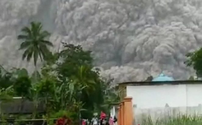 					Erupsi Gunung Semeru dari Desa Oro-oro Ombo, Kecamatan Pronojiwo, Lumajang, Jawa Timur, Sabtu (4/12/2021). ANTARA/HO-Sosial Media Warga/aa.
