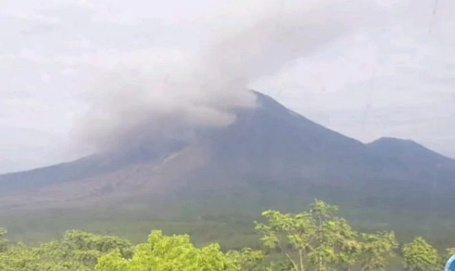 					Aktivitas Gunung Semeru yang terpantau dari PPGA Semeru di Gunung Sawur, Kabupaten Lumajang, Jawa Timur, Selasa (7/12/2021) (ANTARA/HO-PVMBG)