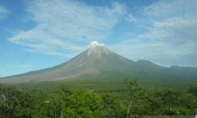 					Aktivitas Gunung Semeru yang terpantau dari Pos Pengamatan Gunung Semeru di Gunung Sawur pada Sabtu (11/12/2021). (ANTARA/HO-PVMBG)