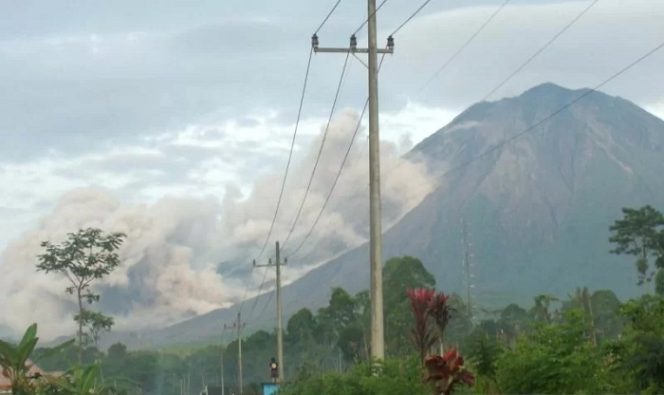 					Gunung Semeru luncurkan awan panas guguran pada Minggu (19/12/2021) pagi. (ANTARA/VJ Hamka Agung Balya)