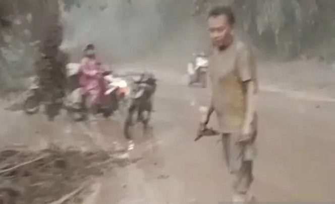 					Warga terjembak akibat Jembatan Gladak Perak yang ambrol diterjang banjir lahar dari Gunung Semeru di Dusun Sumber Puring, penghubung Kecamatan Pasirian, Lumajang, dengan Kecamatan Dampit, Malang, Jawa Timur, Sabtu (4/12/2021). ANTARA/HO-Sosial Media Warga/aa.