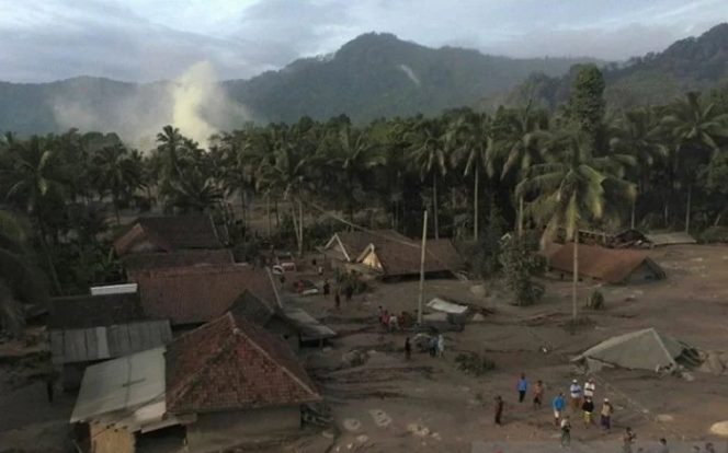 					Foto udara kondisi permukiman warga yang tertimbun material guguran awan panas Gunung Semeru di Desa Sumber Wuluh, Lumajang, Jawa Timur, Minggu (5/12/2021). ANTARA FOTO/Zabur Karuru/pras.