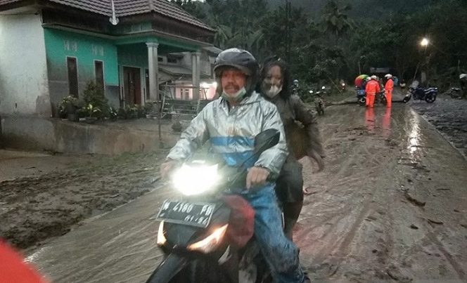 					Warga menyelamatkan diri saat Gunung Semeru meletus di Desa Sumberwuluh, Candipuro, Lumajang, Jawa Timur, Sabtu (4/12/2021). Gunung Semeru meletus dan mengeluarkan awan panas yang mengakibatkan hujan abu di Kabupaten Lumajang dan Malang. ANTARA FOTO/Hermawan/sen/rwa/aa.
