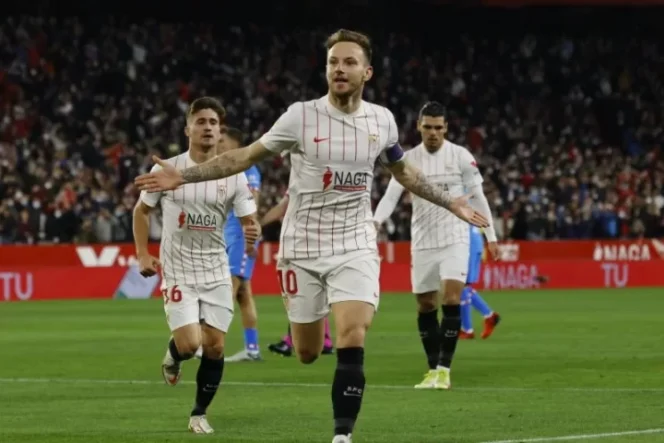 					Selebrasi Ivan Rakitic usai mencetak gol pertama Sevilla dalam pertandingan Liga Spanyol lawan Atletico Madrid pada 19 Desember 2021. ANTARA/REUTERS/MARCELO DEL POZO