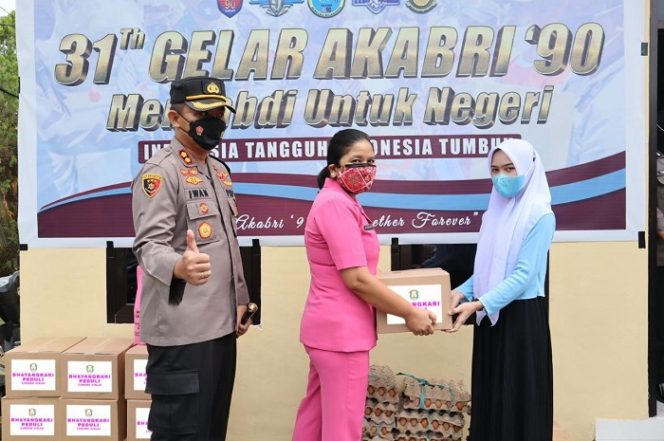 					Ketua Bhayangkari Cabang Sinjai Berikan Bantuan Tim Vaksinator