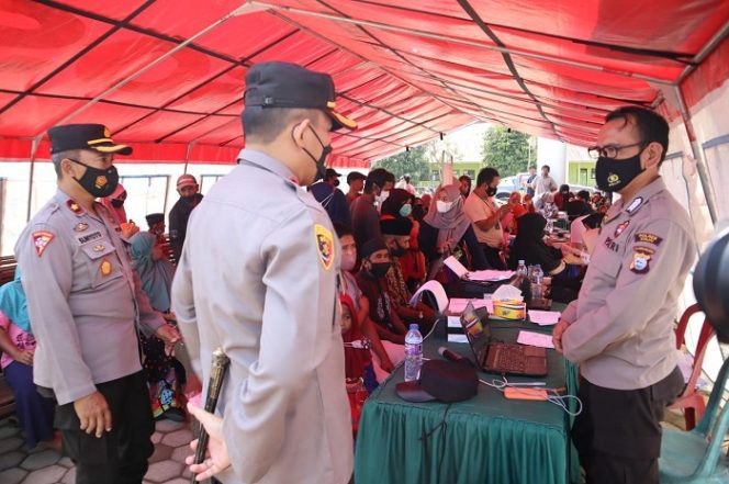 					Kapolres Sinjai Pantau Vaksinasi Massal, Ada Hadiah untuk Warga yang Divaksin