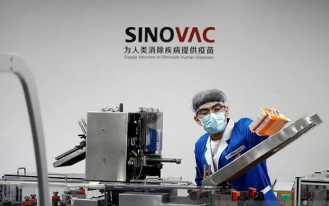 					Ilustrasi - Seorang pria bekerja di fasilitas pengemasan pembuat vaksin China Sinovac Biotech, mengembangkan vaksin penyakit virus korona eksperimental (COVID-19), selama tur media yang diselenggarakan pemerintah di Beijing, China, (24/9/2020). (ANTARA/REUTERS / Thomas Peter / File Photo/pri).