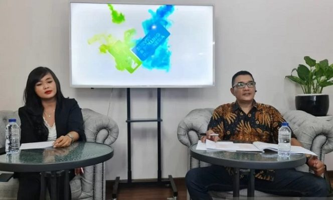 					Direktur Survey and Polling Indonesia Igor Dirgantara (kanan) memaparkan hasil survei bertajuk Preferensi Publik Tentang Kepemimpinan Nasional 2024-2029, yang disiarkan di platform Zoom Meeting, Minggu (19/12/2021). ANTARA/HO-SPIN