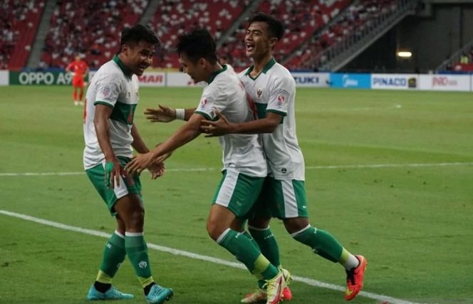 					Pesepak bola Timnas Indonesia Witan Sulaeman (tengah), Pratama Arhan (kanan), dan Asnawi Mangkualam (kiri) berselebrasi usai menjebol gawang Timnas Singapura dalam pertandingan Semi Final Leg 1 Piala AFF 2020 di National Stadium, Singapura, Rabu (22/12/2021). ANTARA FOTO/Humas PSSI/app/rwa.