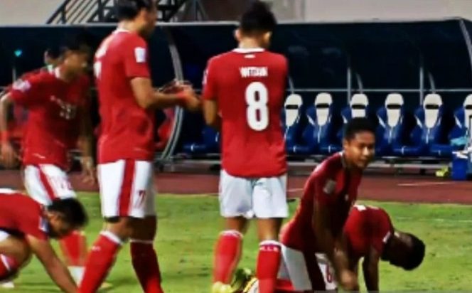 					Tangkapan layar - Saat para pemain Indonesia merayakan gol kedua yang dicetak Evan Dimas ge gawang Kamboja dalam pertandingan Piala AFF di Stadion Bishan, Singapura, Kamis (9/12/2021). ANTARA/HO-Vidio/pri