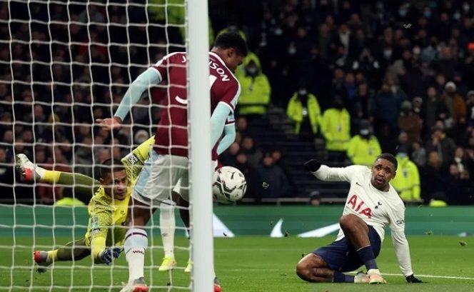 					Pemain sayap Tottenham Hotspur Steven Bergwijn (kanan) mencetak gol ke gawang West Ham United dalam laga perempat final Piala Liga Inggris di Stadion Tottenham Hotspur, London, Inggris, Rabu (22/12/2021) waktu setempat. ANTARA/REUTERS/ACTION IMAGES/Matthew Childs.