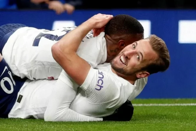 					Striker Tottenham Hotspur Harry Kane merayakan golnya bersama rekan satu tim Emerson Royal ketika Spurs seri 2-2 melawan Liverpool di Tottenham Hotspur Stadium, London, Inggris, 19 Desember 2021. ANTARA/Action Images via Reuters/MATTHEW CHILDS.