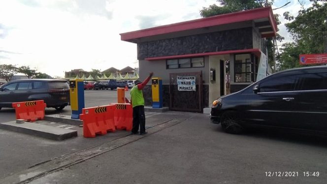 					Dishub Tulungagung memasang mesin parkir otomatis di pintu masuk dan keluar kawasan GOR Lembupeteng.