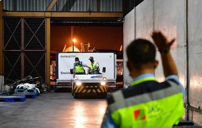 					Petugas membongkar muatan kargo vaksin jadi COVID-19 AstraZeneca tahap ke-147 sebanyak 1.932.000 dosis saat tiba di Bandara Soekarno Hatta, Tangerang, Banten, Sabtu (27/11/2021). ANTARA/HO-Kominfo/InfoPublik/Amiri Yandi/aa.