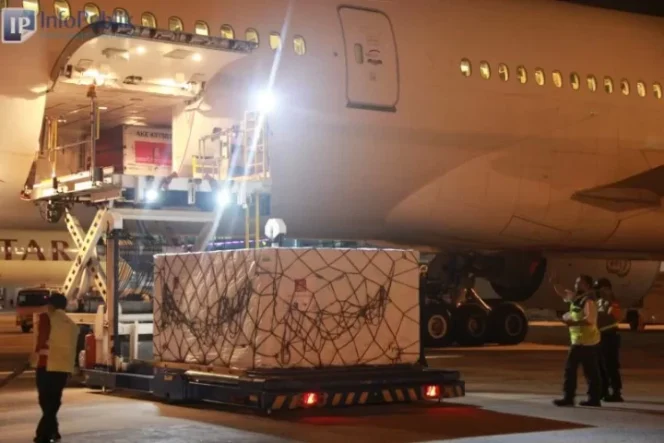 					Kedatangan vaksin tahap 144 dan 145 berupa AstraZeneca dan Covovax di Bandara Soekarno-Hatta, Kamis (2/12). (ANTARA/HO)