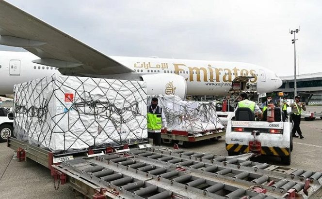 					Petugas kargo membawa boks berisi vaksin AstraZeneca tahap ke-162 setibanya di tanah air pada Senin (20/12/2021). Sebanyak 482.000 dosis vaksin jadi merupakan donasi COVAX. ANTARA/HO-Kominfo/InfoPublik/Amiriyandi/am.