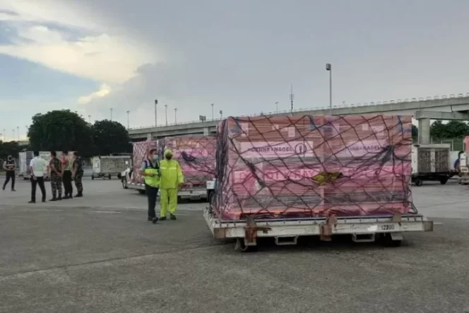 					Sebanyak 1,5 juta dosis vaksin moderna yang merupakan donasi dari Belanda tiba di Indonesia, Kamis (23/12/2021) (ANTARA/HO-Angkasa Pura)