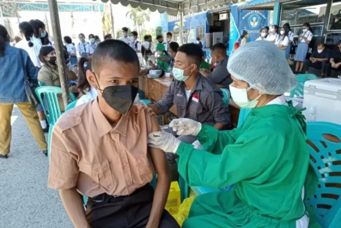 					Petugas vaksinator sedang melakukan vaksinasi COVID-19 kepada salah seorang anak remaja di Kota Kupang, Provinsi Nusa Tenggara Timur beberapa waktu lalu. (ANTARA FOTO/ Benny Jahang)