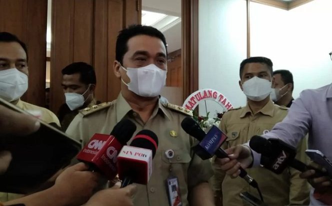 					Wakil Gubernur DKI Jakarta Ahmad Riza Patria ketika diwawancarai awak media di Balai Kota Jakarta, Selasa (21/12/2021). ANTARA/Dewa Ketut Sudiarta Wiguna