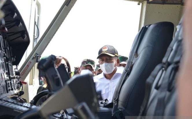 					Wamenhan Letjen TNI M Herindra saat meninjau Helikopter Helikopter Bell yang telah menjalani pemeliharaan di sela-sela acara Penandatanganan Berita Acara Serah Terima serta secara simbolis menyerahkan Dua Unit Helikopter Bell 412-EP HA-5181 dan HA-5182 yang telah selesai di overhaul, di Skadron-11/Serbu Lanumad Ahmad Yani Semarang, Jawa Tengah, Rabu (22/12/2021). (ANTARA/HO-Humas Setjen Kemhan)