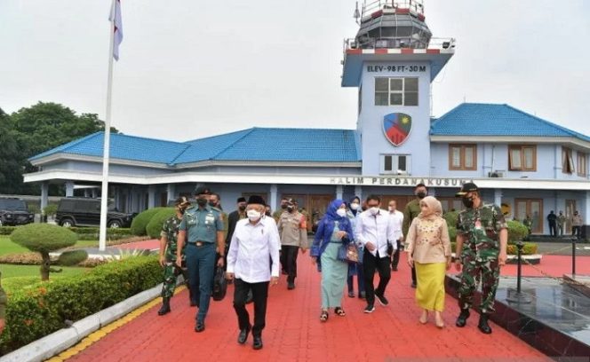 					Wakil Presiden Ma'ruf Amin bertolak ke Jawa Timur untuk melakukan kunjungan kerja dari Pangkalan Udara TNI AU Halim Perdanakusuma, Jakarta, Kamis (16/12/2021). ANTARA/HO-Setwapres