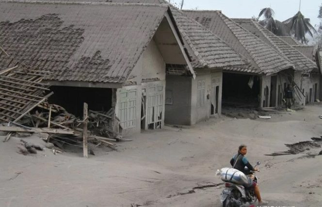 					Seorang warga mengangkut barang yang bisa diselamatkan dari rumahnya yang hancur akibat erupsi gunung Semeru di desa Supiturang, Lumajang, Jawa Timur, Minggu (5/12/2021). Luncuran awan panas akibat letusan gunung Semeru mengakibatkan puluhan rumah di dua kecamatan rusak dan delapan kecamatan terdampak abu vulkanik. ANTARA FOTO/Ari Bowo Sucipto/foc.