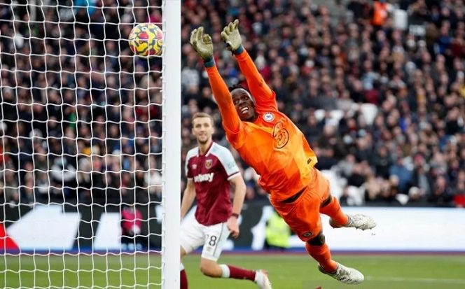 					Kiper Chelsea Edouard Mendy gagal mengantisipasi bola umpan silang bek West Ham United Arthur Masuaku yang terlalu tajam dan berakhir jadi gol dalam laga lanjutan Liga Inggris di Stadion Olimpiade London, London, Inggris, Sabtu (4/12/2021). (ANTARA/REUTERS/ACTION IMAGES/Peter Cziborra)