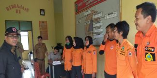 Kepala Pelaksana (Kalak) BPBD Kabupaten Takalar Nuriksan Nurdin (Jaket Hitam) berikan arahan TRC untuk kesiapsiagaan menghadapi bencana. (Foto: Istimewa).