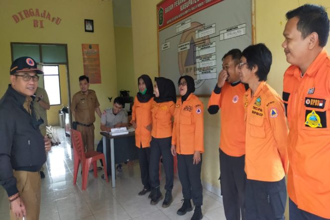 					Kepala Pelaksana (Kalak) BPBD Kabupaten Takalar Nuriksan Nurdin (Jaket Hitam) berikan arahan TRC untuk kesiapsiagaan menghadapi bencana. (Foto: Istimewa). 