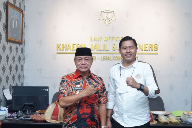 					Wabup Gowa H. Abd Rauf Malaganni Kr Kio foto bersama pimpinan Law Office KJ & Partners, Khaeril Jalil saat menghadiri peresmian. (Foto: Istimewa). 