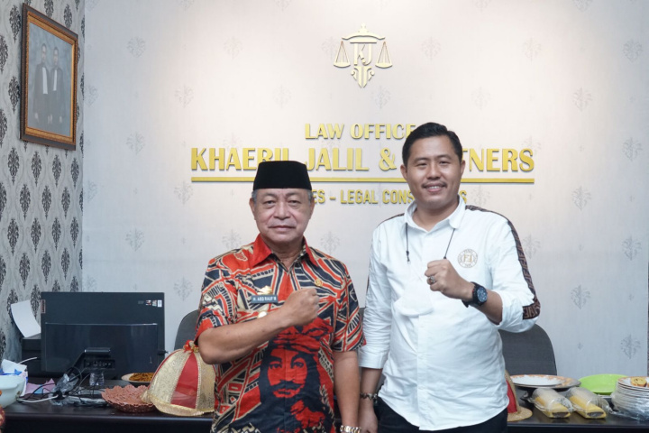 Wabup Gowa H. Abd Rauf Malaganni Kr Kio foto bersama pimpinan Law Office KJ & Partners, Khaeril Jalil saat menghadiri peresmian. (Foto: Istimewa).