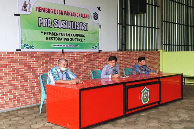 					Kades Panyangkalang, Ahmad Sabang (Tengah) saat memimpin rapat pembentukan pengurus serta pembukaan posko Restorative Justice di Desa Panyangkalang, Sabtu (22/01/2022) siang. (Foto: Istimewa). 