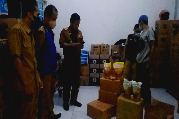 Disperindag Gowa Temukan 7 Dos Minyak Goreng berbagai merek di Gudang Alfa Mart jalan Masjid Raya Sungguminasa. (Foto: Istimewa).