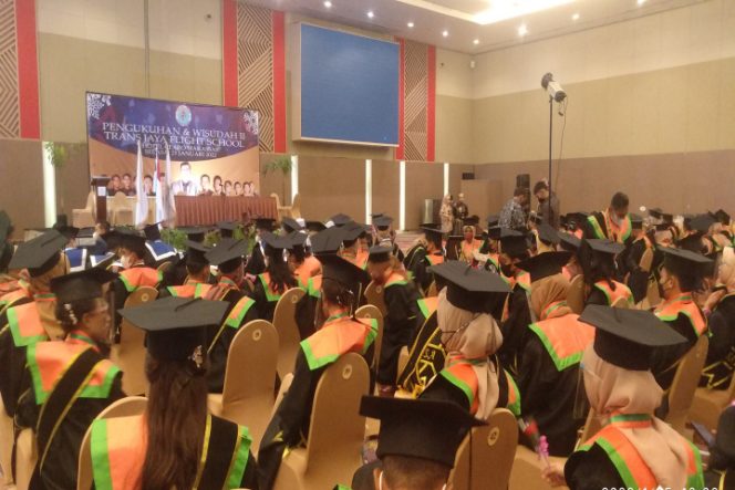 					Wisuda Taruna Baru Angkatan 10 Trans Jaya Flight School di Hotel Claro, Makassar. (Foto: ist). 