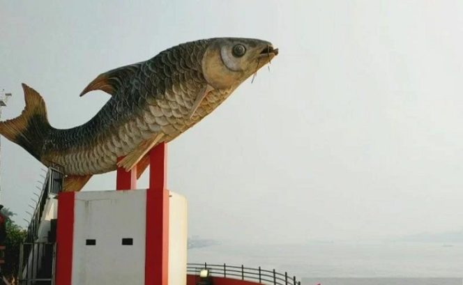 					Kondisi cuaca di sekitar di Taman Kota Sampit di tepian Sungai Mentaya Kabupaten Kotawaringin Timur, Provinsi Kalimantan Tengah, Senin(3/1/2022). ANTARA/Norjani