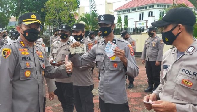 					Kapolres Sinjai Cek Kelengkapan Anggota: Lupa Bawa, Disuruh Push Up 10 Kali