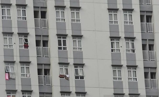 					Pasien COVID-19 berada di Rumah Sakit Darurat COVID-19 (RSDC) Wisma Atlet Kemayoran, Jakarta, Senin (3/1/2022). Pemerintah menerapkan situasi tanggap darurat untuk mencegah penyebaran COVID-19 varian Omicron salah satunya dengan menggencarkan Whole Genome Sequencing (WGS) untuk mendeteksi Omicron. ANTARA FOTO/Indrianto Eko Suwarso/rwa.