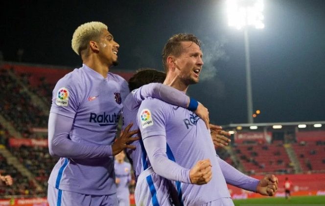 					Penyerang Barcelona Luuk de Jong (kanan) melakukan selebrasi dengan rekan setimnya usai mencetak gol dalam pertandingan Liga Spanyol lawan Mallorca pada 2 Januari 2022. ANTARA/AFP/JAIME REINA