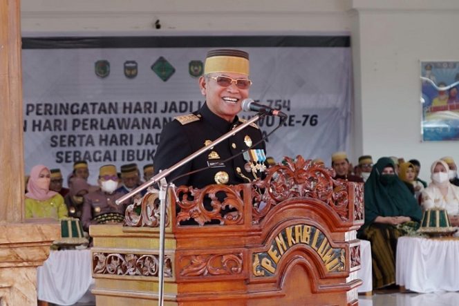 					Bupati Luwu, Dr H Basmin Mattayang.