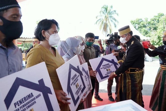 					Bupati Luwu Serahkan Bantuan Pembangunan Rumah, Total Nilainya Rp4 Miliar