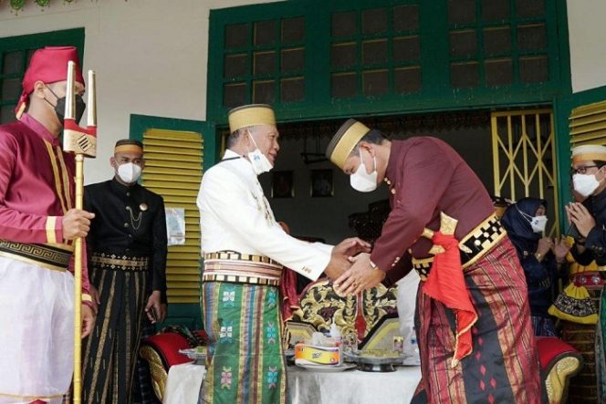 					Datu Luwu XL H Andi Maradang Mackulau Opu To Bau bersama Bupati Luwu Dr H Basmin Mattayang.