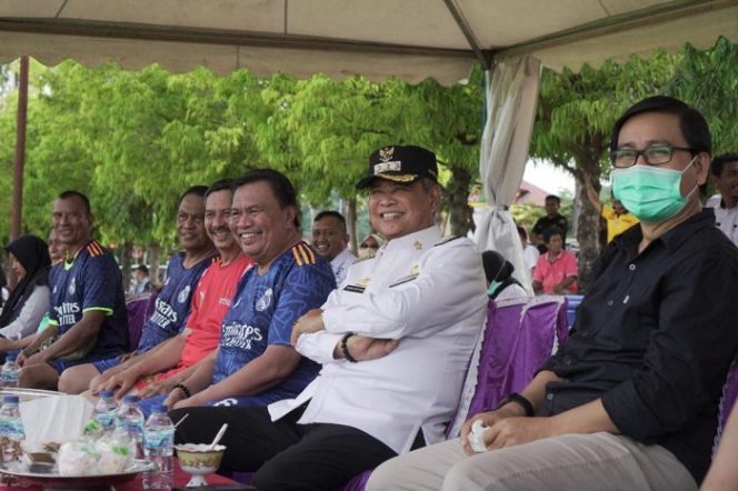 					Bupati Luwu Dr H Basmin Mattayang menyaksikan pertandingan sepakbola eksebisi.