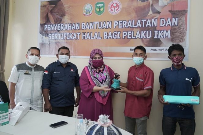 					Hayarna Salurkan Bantuan Peralatan kepada Pelaku Sentra IKM