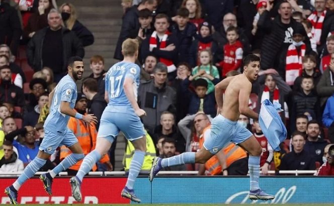 					Gelandang Manchester City Rodri Hernandez (kanan) melakukan selebrasi seusai mencetak gol penentu kemenangan atas Arsenal dalam laga lanjutan Liga Inggris di Stadion Emirates, London, Inggris, Sabtu (1/1/2022). (ANTARA/REUTERS/ACTION IMAGES/John Sibley)