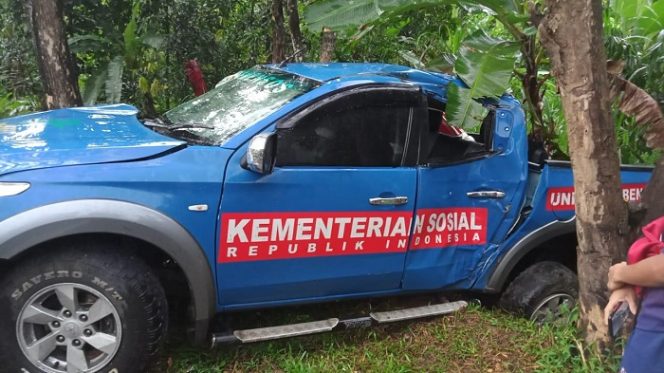 					Mobil Unit Siaga Bencana Kementerian Sosial mengalami kecelakaan di jalan poros Sinjai-Bulukumba tepatnya Taruncue, Desa Alenangka, Kecamatan Sinjai Selatan, Selasa (11/1/2022) sore. (foto: sulfikar)