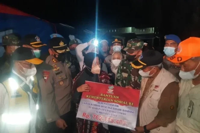 					Mensos Tri Rismaharini didampingi Plt Bupati Palas drg. H Ahmad Zarnawi Pasaribu, bersama Kapolres Palas AKBP Indra Yanitra Irawan SIK, M.Si dan Sekda Arpan Nasution usai meninjau dan menjenguk korban banjir bandang di Kecamatan Batang Lubu Sutam, Senin (3/1) malam. (ANTARA/Ashari)