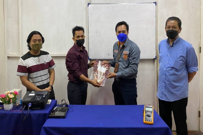 					Hasdar Hanafi. Mpd Sekjed Puspindo (kanan) foto bersama pimpinan LKP dan TUK Afta Vision Husain Dilla (kiri) setelah tanda tangan MoU. (Foto: ist). 